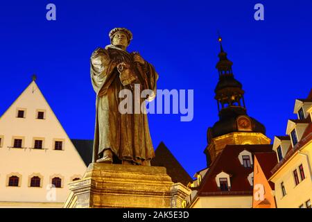 Lutherstadt Eisleben: Marktplatz mit Rathausgiebel, Turm der San-Andreas-Kirche und Luther-Denkmal, Harz | Utilizzo di tutto il mondo Foto Stock