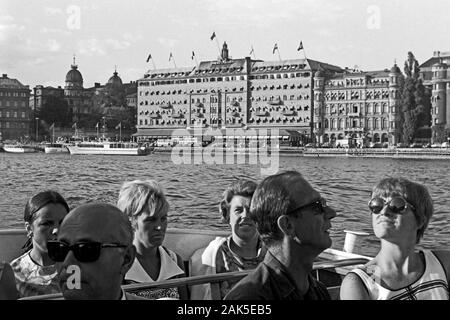 Blick aus dem Tourboot auf das Grand Hotel a Stoccolma, 1969. Vista di Stoccolma il Grand Hotel fuori di una gita in barca, 1969. Foto Stock