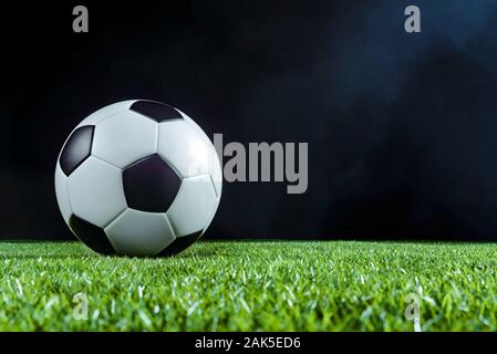 Pallone da calcio sull'erba verde nell'arena di calcio Foto Stock