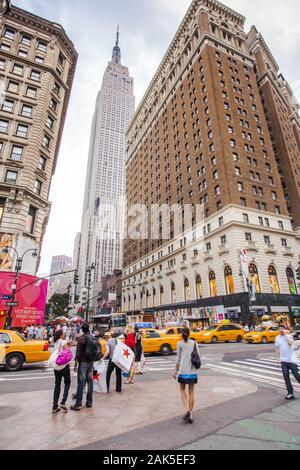 Stadtbezirk/Manhattan Midtown: 34th Street West, Broadway mit Blick auf das Empire State Building di New York | Utilizzo di tutto il mondo Foto Stock