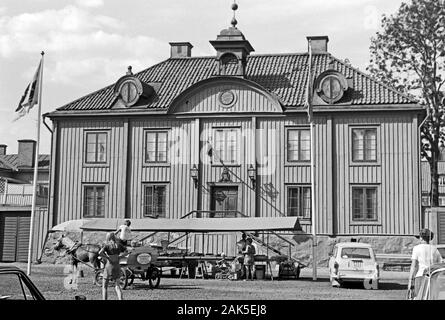 Il Rathaus von Mariefred mit Marktstand und Pferdedroschke, 1969. Municipio di Mariefred con un mercato di stallo e di una carrozza trainata da cavalli, 1969. Foto Stock