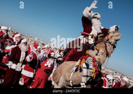 Gerusalemme, Israele. Il 7 gennaio, 2020. Un gruppo di una cinquantina di Babbo Natale e la sig.ra Claus da Stati Uniti, Germania, Danimarca e Romania visitare Israele per un post Christmas Break in "Ho! Ho! Holyland!!", come riportato dal Ministero Israeliano del Turismo comunicato stampa. Visualizzazione di Gerusalemme dal monte degli Ulivi, tutti sono laureati del Michigan in base Charles W. Howard Santa scuola, ospitata dal Ministero del turismo per quattro giorni di tour di Gerusalemme la Galilea e il Mar Morto aree. Credito: Nir Alon/Alamy Live News. Foto Stock