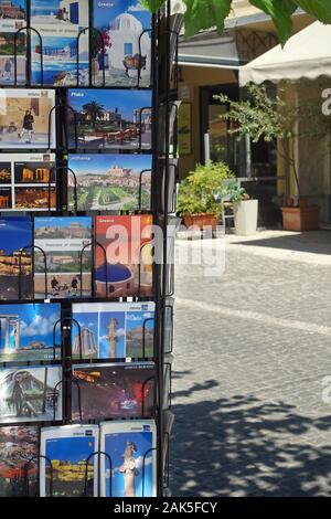 Atene, Grecia - 7 Agosto 2019: cartoline postali con punti di riferimento e attrazioni turistiche della Grecia in vendita presso la Tourist regali. Foto Stock