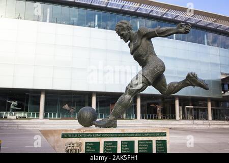 Stadion Camp Nou: Skulptur vor dem Eingang zum Museu FC Barcelona | Utilizzo di tutto il mondo Foto Stock
