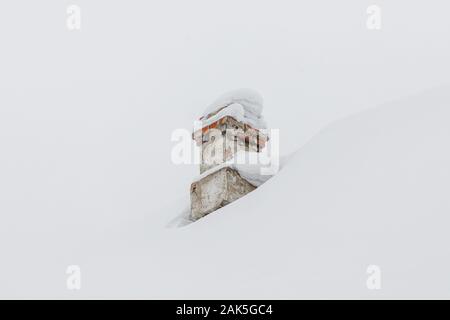 White nevicato camino sul tetto di casa in inverno Foto Stock