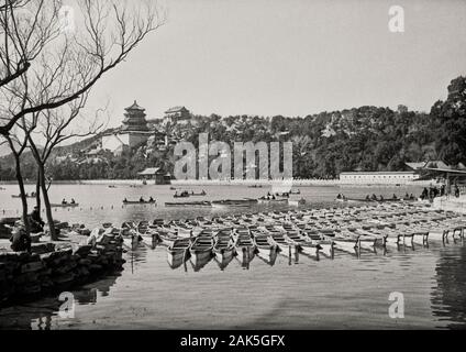 1955 - Il palazzo d'Estate (Cinese semplificato: 颐和园; cinese tradizionale: 頤和園; pinyin: Yíhéyuán), è un vasto complesso di laghi, giardini e palazzi di Pechino. Era un Giardino Imperiale della Dinastia Qing. Dominato prevalentemente dalla longevità Hill (万寿山; 萬壽山; Wànshòu Shān) e Lago Kunming, esso copre una distesa di 2.9 chilometri quadrati (1.1 sq mi), tre quarti delle quali è l'acqua. Longevità Hill è di circa 60 m (200 ft) alta e ha molti edifici disposti in sequenza. La parte anteriore hill è ricco di splendide sale e padiglioni, mentre il retro hill, in netto contrasto, è tranquillo con la bellezza naturale. Foto Stock