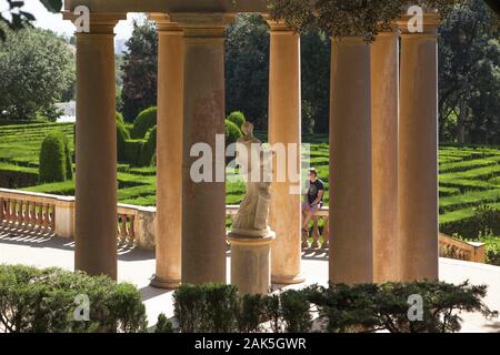 Stadtteil Horta-Guinardo: Klassizistische Tempel und Skulpturen im Parc del Laberint d'Horta am Hang des Bergrueckens der Serra de Collserola, Barcelo Foto Stock