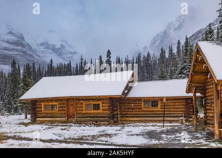 Elizabeth Parker Hut in un freddo giorno di settembre nel lago O'Hara area del Parco Nazionale di Yoho, British Columbia, Canada Foto Stock