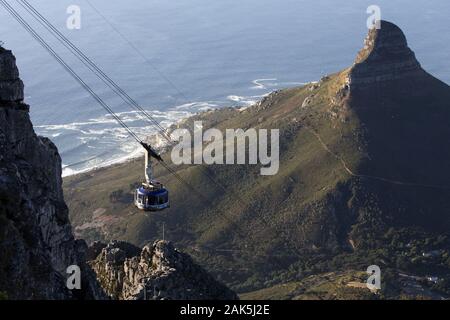 Kapstadt: Blick vom Tafelberg auf testa di leone und Kueste, Suedafrika | Utilizzo di tutto il mondo Foto Stock