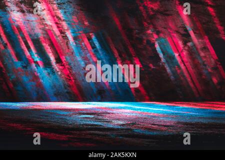 Abstract sport concetto di sfondo con diagonale sfocata blu e linee di magenta al buio con la luce colorata sul pavimento Foto Stock