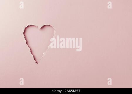 Rosa pastello cuore carta strappata.amore romantico la minima nozione sfondo con copia spazio per il testo.Happy Valentines Day,madri giorno,Womens giorno,auto nozze Foto Stock