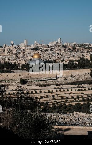 Gerusalemme, Israele. Il 7 gennaio, 2020. Un gruppo di una cinquantina di Babbo Natale e la sig.ra Claus da Stati Uniti, Germania, Danimarca e Romania visitare Israele per un post Christmas Break in "Ho! Ho! Holyland!!", come riportato dal Ministero Israeliano del Turismo comunicato stampa. Visualizzazione di Gerusalemme dal monte degli Ulivi, tutti sono laureati del Michigan in base Charles W. Howard Santa scuola, ospitata dal Ministero del turismo per quattro giorni di tour di Gerusalemme la Galilea e il Mar Morto aree. Credito: Nir Alon/Alamy Live News. Foto Stock