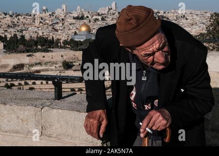 Gerusalemme, Israele. Il 7 gennaio, 2020. Un gruppo di una cinquantina di Babbo Natale e la sig.ra Claus da Stati Uniti, Germania, Danimarca e Romania visitare Israele per un post Christmas Break in "Ho! Ho! Holyland!!", come riportato dal Ministero Israeliano del Turismo comunicato stampa. Visualizzazione di Gerusalemme dal monte degli Ulivi, tutti sono laureati del Michigan in base Charles W. Howard Santa scuola, ospitata dal Ministero del turismo per quattro giorni di tour di Gerusalemme la Galilea e il Mar Morto aree. Credito: Nir Alon/Alamy Live News. Foto Stock