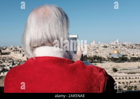 Gerusalemme, Israele. Il 7 gennaio, 2020. Un gruppo di una cinquantina di Babbo Natale e la sig.ra Claus da Stati Uniti, Germania, Danimarca e Romania visitare Israele per un post Christmas Break in "Ho! Ho! Holyland!!", come riportato dal Ministero Israeliano del Turismo comunicato stampa. Visualizzazione di Gerusalemme dal monte degli Ulivi, tutti sono laureati del Michigan in base Charles W. Howard Santa scuola, ospitata dal Ministero del turismo per quattro giorni di tour di Gerusalemme la Galilea e il Mar Morto aree. Credito: Nir Alon/Alamy Live News. Foto Stock