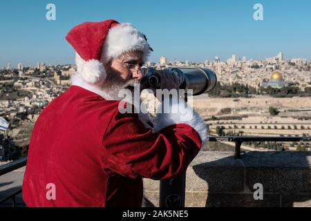 Gerusalemme, Israele. Il 7 gennaio, 2020. Un gruppo di una cinquantina di Babbo Natale e la sig.ra Claus da Stati Uniti, Germania, Danimarca e Romania visitare Israele per un post Christmas Break in "Ho! Ho! Holyland!!", come riportato dal Ministero Israeliano del Turismo comunicato stampa. Visualizzazione di Gerusalemme dal monte degli Ulivi, tutti sono laureati del Michigan in base Charles W. Howard Santa scuola, ospitata dal Ministero del turismo per quattro giorni di tour di Gerusalemme la Galilea e il Mar Morto aree. Credito: Nir Alon/Alamy Live News. Foto Stock