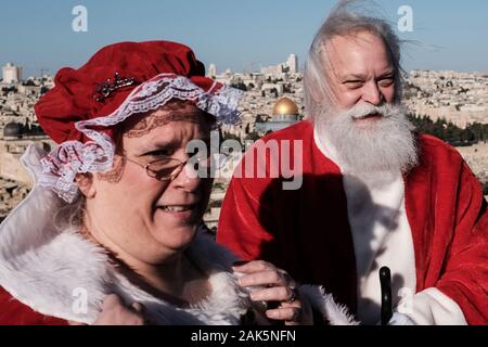 Gerusalemme, Israele. Il 7 gennaio, 2020. Un gruppo di una cinquantina di Babbo Natale e la sig.ra Claus da Stati Uniti, Germania, Danimarca e Romania visitare Israele per un post Christmas Break in "Ho! Ho! Holyland!!", come riportato dal Ministero Israeliano del Turismo comunicato stampa. Visualizzazione di Gerusalemme dal monte degli Ulivi, tutti sono laureati del Michigan in base Charles W. Howard Santa scuola, ospitata dal Ministero del turismo per quattro giorni di tour di Gerusalemme la Galilea e il Mar Morto aree. Credito: Nir Alon/Alamy Live News. Foto Stock