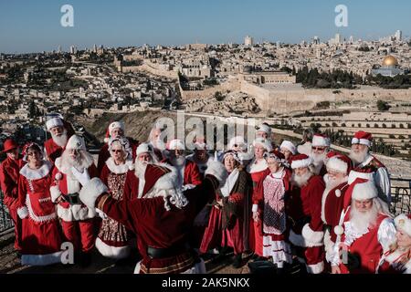 Gerusalemme, Israele. Il 7 gennaio, 2020. Un gruppo di una cinquantina di Babbo Natale e la sig.ra Claus da Stati Uniti, Germania, Danimarca e Romania visitare Israele per un post Christmas Break in "Ho! Ho! Holyland!!", come riportato dal Ministero Israeliano del Turismo comunicato stampa. Visualizzazione di Gerusalemme dal monte degli Ulivi, tutti sono laureati del Michigan in base Charles W. Howard Santa scuola, ospitata dal Ministero del turismo per quattro giorni di tour di Gerusalemme la Galilea e il Mar Morto aree. Credito: Nir Alon/Alamy Live News. Foto Stock