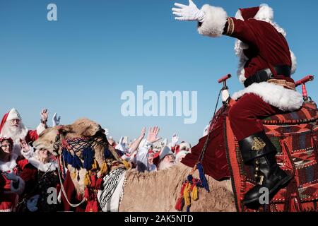 Gerusalemme, Israele. Il 7 gennaio, 2020. Un gruppo di una cinquantina di Babbo Natale e la sig.ra Claus da Stati Uniti, Germania, Danimarca e Romania visitare Israele per un post Christmas Break in "Ho! Ho! Holyland!!", come riportato dal Ministero Israeliano del Turismo comunicato stampa. Visualizzazione di Gerusalemme dal monte degli Ulivi, tutti sono laureati del Michigan in base Charles W. Howard Santa scuola, ospitata dal Ministero del turismo per quattro giorni di tour di Gerusalemme la Galilea e il Mar Morto aree. Credito: Nir Alon/Alamy Live News. Foto Stock