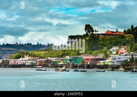 Tradizionale Palafitte noto come Palafitos in Castro, Isola di Chiloe, Cile Foto Stock