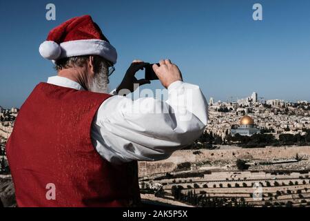 Gerusalemme, Israele. Il 7 gennaio, 2020. Un gruppo di una cinquantina di Babbo Natale e la sig.ra Claus da Stati Uniti, Germania, Danimarca e Romania visitare Israele per un post Christmas Break in "Ho! Ho! Holyland!!", come riportato dal Ministero Israeliano del Turismo comunicato stampa. Visualizzazione di Gerusalemme dal monte degli Ulivi, tutti sono laureati del Michigan in base Charles W. Howard Santa scuola, ospitata dal Ministero del turismo per quattro giorni di tour di Gerusalemme la Galilea e il Mar Morto aree. Credito: Nir Alon/Alamy Live News. Foto Stock