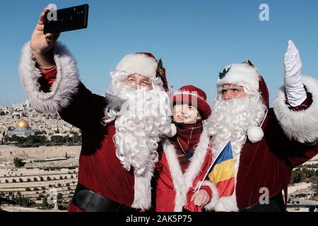 Gerusalemme, Israele. Il 7 gennaio, 2020. Un gruppo di una cinquantina di Babbo Natale e la sig.ra Claus da Stati Uniti, Germania, Danimarca e Romania visitare Israele per un post Christmas Break in "Ho! Ho! Holyland!!", come riportato dal Ministero Israeliano del Turismo comunicato stampa. Visualizzazione di Gerusalemme dal monte degli Ulivi, tutti sono laureati del Michigan in base Charles W. Howard Santa scuola, ospitata dal Ministero del turismo per quattro giorni di tour di Gerusalemme la Galilea e il Mar Morto aree. Credito: Nir Alon/Alamy Live News. Foto Stock