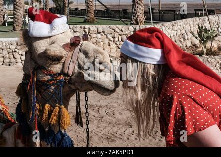 Valle del Giordano, Israele. Il 7 gennaio, 2020. Un gruppo di una cinquantina di Babbo Natale e la sig.ra Claus da Stati Uniti, Germania, Danimarca e Romania visitare Israele per un post Christmas Break in "Ho! Ho! Holyland!!", come riportato dal Ministero Israeliano del Turismo comunicato stampa. Il bagno nel Mar Morto, tutti sono laureati del Michigan in base Charles W. Howard Santa scuola, ospitata dal Ministero del turismo per quattro giorni di tour di Gerusalemme la Galilea e il Mar Morto aree. Credito: Nir Alon/Alamy Live News. Foto Stock