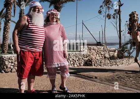 Valle del Giordano, Israele. Il 7 gennaio, 2020. Un gruppo di una cinquantina di Babbo Natale e la sig.ra Claus da Stati Uniti, Germania, Danimarca e Romania visitare Israele per un post Christmas Break in "Ho! Ho! Holyland!!", come riportato dal Ministero Israeliano del Turismo comunicato stampa. Il bagno nel Mar Morto, tutti sono laureati del Michigan in base Charles W. Howard Santa scuola, ospitata dal Ministero del turismo per quattro giorni di tour di Gerusalemme la Galilea e il Mar Morto aree. Credito: Nir Alon/Alamy Live News. Foto Stock