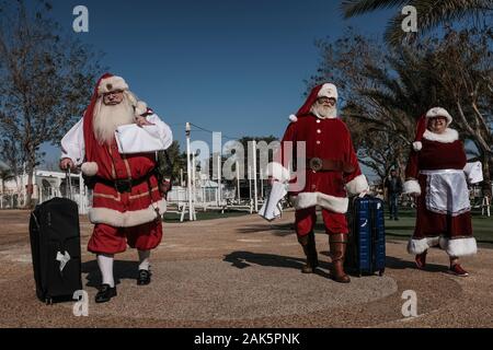 Valle del Giordano, Israele. Il 7 gennaio, 2020. Un gruppo di una cinquantina di Babbo Natale e la sig.ra Claus da Stati Uniti, Germania, Danimarca e Romania visitare Israele per un post Christmas Break in "Ho! Ho! Holyland!!", come riportato dal Ministero Israeliano del Turismo comunicato stampa. Il bagno nel Mar Morto, tutti sono laureati del Michigan in base Charles W. Howard Santa scuola, ospitata dal Ministero del turismo per quattro giorni di tour di Gerusalemme la Galilea e il Mar Morto aree. Credito: Nir Alon/Alamy Live News. Foto Stock