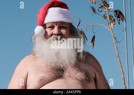 Valle del Giordano, Israele. Il 7 gennaio, 2020. Un gruppo di una cinquantina di Babbo Natale e la sig.ra Claus da Stati Uniti, Germania, Danimarca e Romania visitare Israele per un post Christmas Break in "Ho! Ho! Holyland!!", come riportato dal Ministero Israeliano del Turismo comunicato stampa. Il bagno nel Mar Morto, tutti sono laureati del Michigan in base Charles W. Howard Santa scuola, ospitata dal Ministero del turismo per quattro giorni di tour di Gerusalemme la Galilea e il Mar Morto aree. Credito: Nir Alon/Alamy Live News. Foto Stock