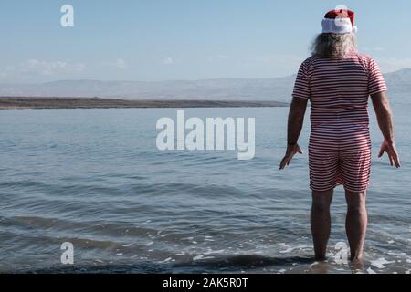 Valle del Giordano, Israele. Il 7 gennaio, 2020. Un gruppo di una cinquantina di Babbo Natale e la sig.ra Claus da Stati Uniti, Germania, Danimarca e Romania visitare Israele per un post Christmas Break in "Ho! Ho! Holyland!!", come riportato dal Ministero Israeliano del Turismo comunicato stampa. Il bagno nel Mar Morto, tutti sono laureati del Michigan in base Charles W. Howard Santa scuola, ospitata dal Ministero del turismo per quattro giorni di tour di Gerusalemme la Galilea e il Mar Morto aree. Credito: Nir Alon/Alamy Live News. Foto Stock