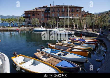 Gardasee: alter Hafen in Torri del Benaco, Oberital. Visto l'utilizzo | in tutto il mondo Foto Stock