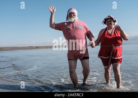 Valle del Giordano, Israele. Il 7 gennaio, 2020. Un gruppo di una cinquantina di Babbo Natale e la sig.ra Claus da Stati Uniti, Germania, Danimarca e Romania visitare Israele per un post Christmas Break in "Ho! Ho! Holyland!!", come riportato dal Ministero Israeliano del Turismo comunicato stampa. Il bagno nel Mar Morto, tutti sono laureati del Michigan in base Charles W. Howard Santa scuola, ospitata dal Ministero del turismo per quattro giorni di tour di Gerusalemme la Galilea e il Mar Morto aree. Credito: Nir Alon/Alamy Live News. Foto Stock