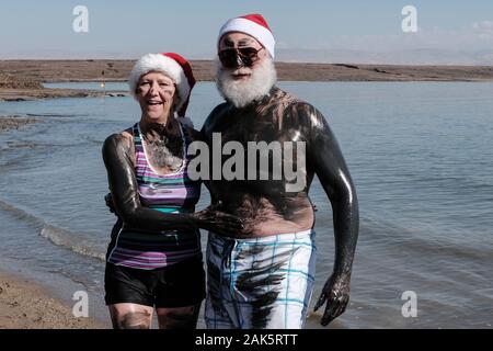 Valle del Giordano, Israele. Il 7 gennaio, 2020. Un gruppo di una cinquantina di Babbo Natale e la sig.ra Claus da Stati Uniti, Germania, Danimarca e Romania visitare Israele per un post Christmas Break in "Ho! Ho! Holyland!!", come riportato dal Ministero Israeliano del Turismo comunicato stampa. Il bagno nel Mar Morto, tutti sono laureati del Michigan in base Charles W. Howard Santa scuola, ospitata dal Ministero del turismo per quattro giorni di tour di Gerusalemme la Galilea e il Mar Morto aree. Credito: Nir Alon/Alamy Live News. Foto Stock