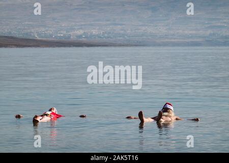 Valle del Giordano, Israele. Il 7 gennaio, 2020. Un gruppo di una cinquantina di Babbo Natale e la sig.ra Claus da Stati Uniti, Germania, Danimarca e Romania visitare Israele per un post Christmas Break in "Ho! Ho! Holyland!!", come riportato dal Ministero Israeliano del Turismo comunicato stampa. Il bagno nel Mar Morto, tutti sono laureati del Michigan in base Charles W. Howard Santa scuola, ospitata dal Ministero del turismo per quattro giorni di tour di Gerusalemme la Galilea e il Mar Morto aree. Credito: Nir Alon/Alamy Live News. Foto Stock