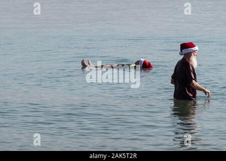 Valle del Giordano, Israele. Il 7 gennaio, 2020. Un gruppo di una cinquantina di Babbo Natale e la sig.ra Claus da Stati Uniti, Germania, Danimarca e Romania visitare Israele per un post Christmas Break in "Ho! Ho! Holyland!!", come riportato dal Ministero Israeliano del Turismo comunicato stampa. Il bagno nel Mar Morto, tutti sono laureati del Michigan in base Charles W. Howard Santa scuola, ospitata dal Ministero del turismo per quattro giorni di tour di Gerusalemme la Galilea e il Mar Morto aree. Credito: Nir Alon/Alamy Live News. Foto Stock