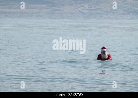 Valle del Giordano, Israele. Il 7 gennaio, 2020. Un gruppo di una cinquantina di Babbo Natale e la sig.ra Claus da Stati Uniti, Germania, Danimarca e Romania visitare Israele per un post Christmas Break in "Ho! Ho! Holyland!!", come riportato dal Ministero Israeliano del Turismo comunicato stampa. Il bagno nel Mar Morto, tutti sono laureati del Michigan in base Charles W. Howard Santa scuola, ospitata dal Ministero del turismo per quattro giorni di tour di Gerusalemme la Galilea e il Mar Morto aree. Credito: Nir Alon/Alamy Live News. Foto Stock