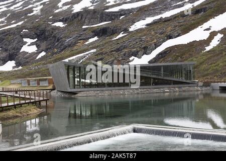 Trollstigen: Besucherzentrum am Trollstigen-Plateau, Hurtigruten | Utilizzo di tutto il mondo Foto Stock