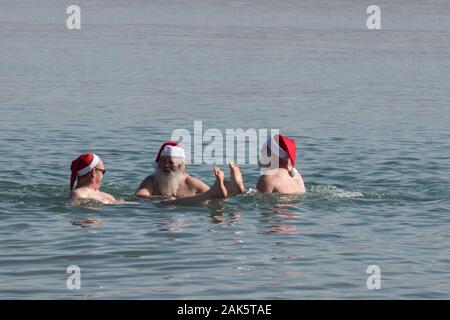 Valle del Giordano, Israele. Il 7 gennaio, 2020. Un gruppo di una cinquantina di Babbo Natale e la sig.ra Claus da Stati Uniti, Germania, Danimarca e Romania visitare Israele per un post Christmas Break in "Ho! Ho! Holyland!!", come riportato dal Ministero Israeliano del Turismo comunicato stampa. Il bagno nel Mar Morto, tutti sono laureati del Michigan in base Charles W. Howard Santa scuola, ospitata dal Ministero del turismo per quattro giorni di tour di Gerusalemme la Galilea e il Mar Morto aree. Credito: Nir Alon/Alamy Live News. Foto Stock