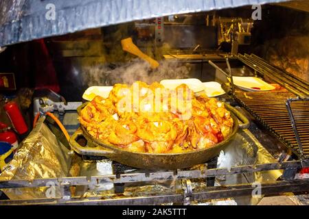 Enorme, spiedini di carne e verdure sul Barbecue - cibo tipico a Zakopane Foto Stock