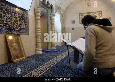 Un uomo palestinese pregando all'interno della piccola moschea a Al-Zawiya Al-Naqshbandiyya (al-Uzbekiyya) situato in Via Dolorosa Street nella città vecchia di Gerusalemme Est Israele. Si è creduto che la sua establisher è il fondatore dell'Ordine Naqshbandi, Shaikh Muhammad Baha-ud-din Naqshband al-Bukhari in Mamluk era, per fornire il soggiorno per i seguaci dell'Ordine Naqshbandi durante la loro visita a Gerusalemme. Foto Stock