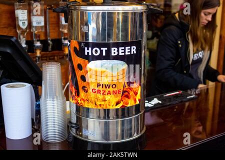 Zakopane, Polonia - 2 Gennaio 2019: l'interno a Taverna in legno a Krupowki street a Zakopane Foto Stock