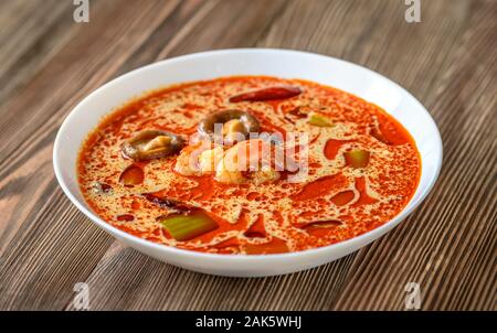 Porzione di Tom Yum - famosa zuppa tailandese Foto Stock