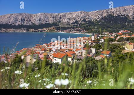 Insel Krk: Blick auf die Bucht von Baska, Istrien | Utilizzo di tutto il mondo Foto Stock