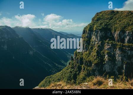 Canyon Fortaleza con ripide pareti rocciose ricoperte da una fitta foresta vicino Cambara do Sul. Una città con una naturale Attrazioni turistiche nel sud del Brasile. Foto Stock