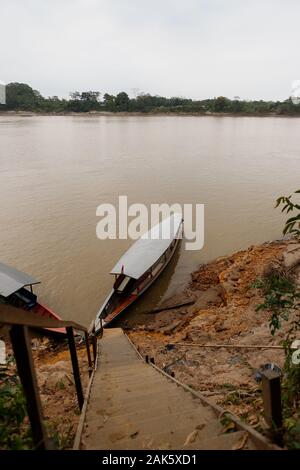 Tipica barca nella giungla sulle rive del fiume Amazonas con sfondo giungla nel Parco Nazionale di Tambopata (Perù, Sud America) Foto Stock