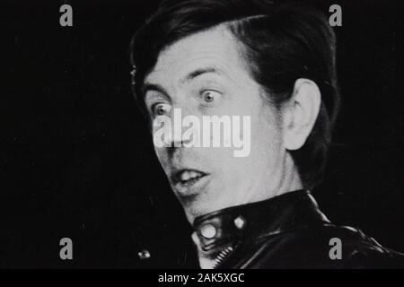 Fine anni '70 nero e bianco annata fotografia di un uomo sorpreso Foto Stock