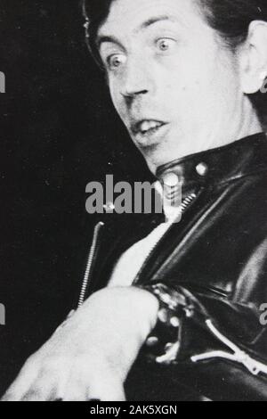 Fine anni '70 nero e bianco annata fotografia di un uomo sorpreso Foto Stock