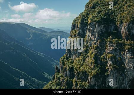 Canyon Fortaleza con ripide pareti rocciose ricoperte da una fitta foresta vicino Cambara do Sul. Una città con una naturale Attrazioni turistiche nel sud del Brasile. Foto Stock