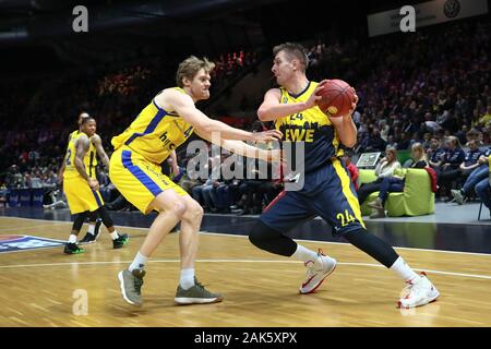 Braunschweig, Germania, 30 Dicembre 2019: Mahalbasic Rasid e Scott Eatherton in azione durante la BBL Basket Bundesliga corrispondono Foto Stock