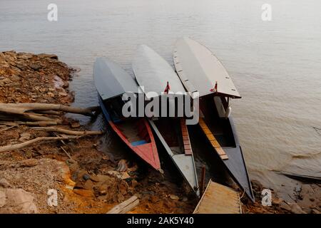 Tipiche barche nella giungla sulle rive del fiume Amazonas con sfondo giungla nel Parco Nazionale di Tambopata (Perù, Sud America) Foto Stock